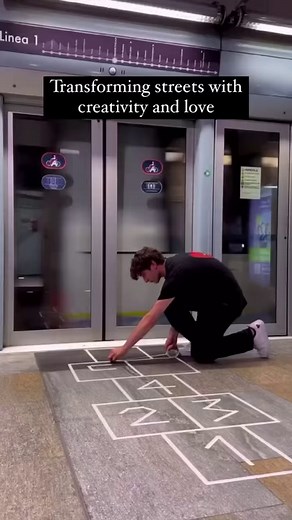 Greg Goya, a street artist hailing from Turin, Italy, has made a name for himself with his "fast art," which blends street installations with social media performances. He initially focused on custom sneaker art before transitioning to street art. One of his famous pieces, "Kiss Stop," featured a heart on the ground with the prompt "kiss here," and gained significant attention on TikTok. Artist: @greg_goya #streetart #creative #love #turin #Torino #torinoèlamiacittà | bacio sotto la mole