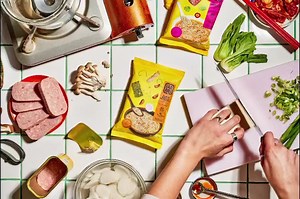 Embrace the season with snug evenings and delightful bites! Wishing all you Ramen Lovers a joyous and happy holiday season! 😌🍜🎄 @immieats #urthbox #urthboxapproved #noodle #noodles #noodlepull #noodleporn #healthyish #lowcarbrecipes #lowcarbdinner #keto #ketofriendly #ramen #ramenbowl #ramennoodles | UrthBox