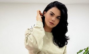 ¡Infartante! Livia Brito posa en topless para marca de jeans