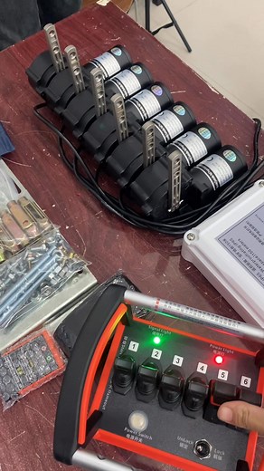 6-way wireless remote control, 2-channel positioning, 4-channel self resetting,Wireless remote control for hydraulic machinery,12/24V crane wireless proportional remote control, crane truck wireless remote control#palfinger #hiab #effer #pm #zoomlion #sany #grua #vdsconstruct #hiabpolska #mercedes #arocs #truck #vds #zabudowa #crane #hiab #palfinger #body #hookloader #asa #vanderstichele #vadersticheledotcom #truckrestoration #multilift #scarrabile #hydraulicequipment #tippingsolutions #camion #