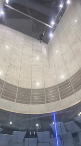 Beim Indoor-Skydiving im CLYMB Yas Island, Abu Dhabi,wird Ihr Traum vom Fliegen endlich wahr! ⚡​ ​ 📸 @momochahine​ #InAbuDhabi | Besuchen Sie Abu Dhabi