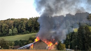Bauernhaus in Flammen: So verhindert man Brände wegen Leinöl