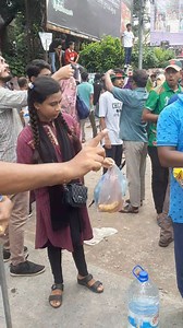 এই আপুটা আজকে রাজশাহীতে সাধারণ মানু্ষকে খাবার ও পানি দিয়ে সাহায্য করেছে। সেও ২০২৪ এর মুক্তিযোদ্ধা | Nahid24