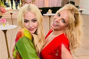 Britney Spears se besa en la boca con Madonna en su boda | FOTO