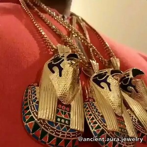 🔻🔻🔻🔻🔻🔻🔻🔻🔻🔻🔻 "HERU XL Gold Chain" 🔺🔺🔺🔺🔺🔺🔺🔺🔺🔺🔺 -18k Plated -2x3 inch Pendant -28 inch 8mm Cuban Chain ➖➖➖➖➖➖➖➖➖➖➖ 💥ONLY $109.99💥 ➖➖➖➖➖➖➖➖➖➖➖ 🔻🔻🔻🔻🔻🔻🔻🔻🔻🔻🔻🔻🔻🔻🔻🔻 💫💫💫ANCIENT AURA JEWELRY 💫💫💫 🔺🔺🔺🔺🔺🔺🔺🔺🔺🔺🔺🔺🔺🔺🔺🔺 Link In Bio📲www.AncientAuraJewelry.com ➖➖➖➖➖➖➖➖➖➖➖➖➖➖ #ancientaurajewelry #ancientkemet #blackowned #blackownedbusiness #wakandaforever #staywoke #ankh #afrolatina #afropunk #afrobeats #afrobeat #wakanda #blackpanther #yoni #maat #oshun