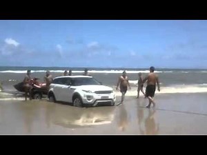 Ilhéus : Land Rover atola na praia e por pouco não teve o carro invadido pelo mar.