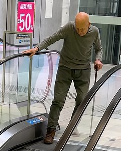 5.7K views · 12 reactions | Escalator helping experiment: Who helps? | Genius Panda | Facebook