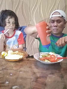 Si bungsu belajar makan mie goreng pakai sumpit. B3lepot4n jadinya 😄😄 #miegoreng #kasrirohil #foodvloger #foodvlog #foodvlogger #kuliner #mukbang | Kasri ROHIL
