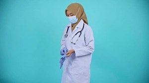Médecin féminin avec masque et gants : vidéo de stock (100 % libre de droit) 3709930303 | Shutterstock