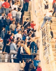 Bari-Lecce (anno1985/86) #UltrasEgradinate #amarcord #bari #ultras #lecce #leccecalcio #ultrasliberi | Ultras E Gradinate