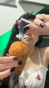 Se tem algo que o @sushi.gardenone sabe fazer... é ENTREGAR sabor de verdade. Olha as escolhas de hoje: TEMAKI HOT A crocância que ativa a fome na hora. EBITEN COUVE Camarão empanado cream cheese couve crispy caindo. TEMAKI DO CHEF Salmão, azeite trufado, ovas e raspas de limão — sabor marcante demais. TUNA AVOCADO Atum em cubos com abacate cremoso. Crocância real Frescor absurdo Variedade linda Muito, MUITO sabor! #trendingpostchallenge #viralreelschallenge | Isis Loiola creator