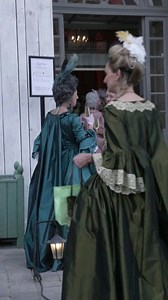 4.3K views · 24 reactions |  En perruques poudrées, tricornes à plumes et robes brodées, environ 750 personnes - dont plus de la moitié sont étrangers - assistent aux Fêtes galantes au château de Versailles, rendez-vous annuel d'amateurs d'histoire, de costumes et de danses baroques #AFP | Agence France-Presse | Facebook
