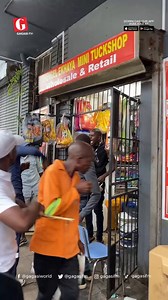 Les Sud-Africains noirs. Le groupe de Noirs le plus pitoyable qui ait jamais existé. Les Blancs vous ont littéralement construit un paradis en enfer (l'Afrique), mais vous n'en profitez pas parce que vous êtes fainéants, ivrognes, peu intelligents, vous ne vivez que pour le week-end et le sexe, vos femmes se font baiser pour quelques bières, vous êtes des criminels, des drogués et vous accumulez toutes sortes de vices. Mais au lieu de vous remettre en question et de demander des comptes à votre 