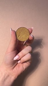 Swatch Time: Connection ✨ Een sprankelende gouden Eyeshadow om je look af te maken. Shop via loyecosmetics.com/products/pressed-eyeshadow-connection #loye #loyecosmetics #eyeshadow #glitter #pressedeyeshadow #shimmermakeup #makeup #oogschaduw #oogschaduwlook | L'OYÉ Cosmetics