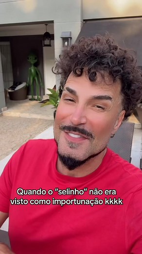 Selinho na boca: Relembrando o hit de Latino