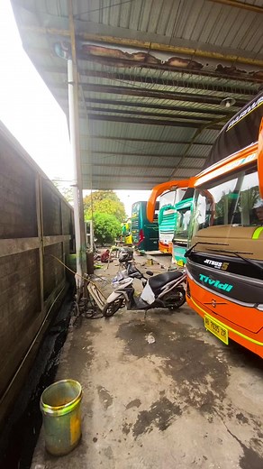 1K views · 1.7K reactions | Bersama Ms : Angga ( Driver Tronton TIVIDI ) Bolvo B11R 450 Hp Standar Emisi Euro 5 Menggunakan Jetbus 5 Adi Putro @pengikut Bus Efisiensi @jualbelibuspariwisata @jetbus5adiputro @liputanbusmania Tube Nawawi #busviral #trendingtopik #bustrontontividi #facebook #videoreels #tubenawawi #jualbelibuspariwisata | Tube Nawawi | Facebook