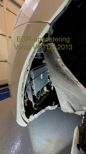 Vissa bilar är lite bökigare än andra men slutresultatet blir detsamma. En Volvo V40 D2 2013 rullar igen efter EGR-strul. #optionevästerås #optionemotoroptimering #Optione #motoroptimering #västerås #roligarebil #volvo #volvov40 #EGR | OptiOne Motoroptimering