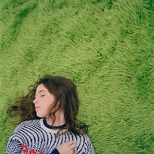 Paroles et traduction de la chanson «Flaming Hot Cheetos» par Clairo