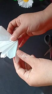 13K views · 290 reactions | Tutorial membuat Bunga kerajinan lima menit Bunga dari kantong kresek tanpa setrika.. #fyp #videoviral #tutorial #kerajinantangan #jangkauanluas #kontenedukasi | Azka Aditya Pratama | Facebook