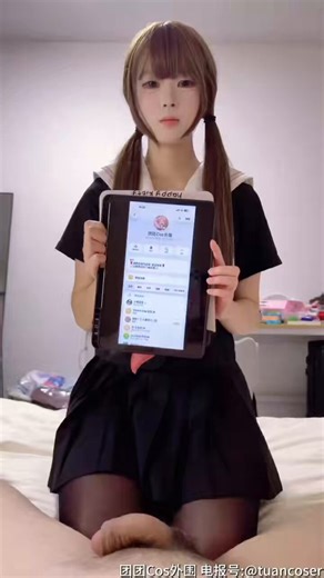 RT @tuanCos16: 团团赞助的Cos小姐姐视频🔥这次真的很顶…黑丝小短裙水手服，跪坐在床上拿着平板，眼神又乖又骚她先是轻轻咬着嘴唇，害羞又勾人地看了你一眼，然后慢慢掀起小短裙，全程高能，尺度比平时大很多，声音又软又媚。需要更多更好的妹妹资源进群找团团～h…