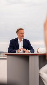 Die deutsche Wirtschaft schwächelt, das Wachstum bleibt aus. Im ZDF-Sommerinterview nennt Christian Lindner einige Ideen, um unsere Wettbewerbsfähigkeit nach über einem Jahrzehnt der Vernachlässigung nachhaltig zu stärken: Schluss mit Bürokratismus, weniger Belastungen und keine Subventionen auf Pump. TL 💪 | Christian Lindner