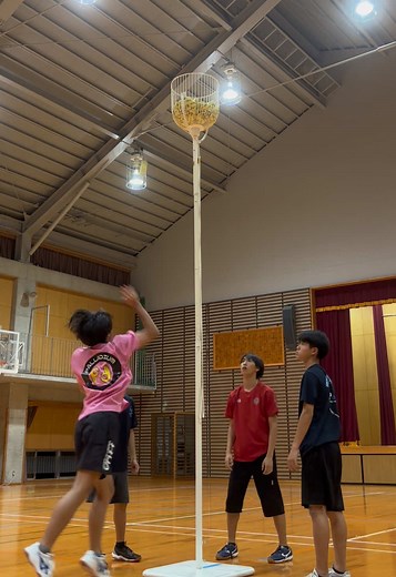 玉入れゲームで足下に一個を狙うコツ（アジャタ）