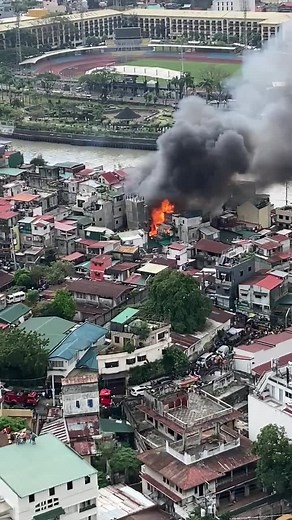 Ibinahagi ni YouScooper, Kirk Campos ang isang video ng sunog sa Brgy. Pineda, Pasig City bandang 11:55AM. Dineklara na fire out kaninang 1:33PM ayon sa TXTFire Philippines. 🎥: Kirk Campos Bisitahin ang www.gmanews.tv, para sa latest news and updates ngayong araw. | GMA News