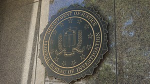 Fost șef al contrainformațiilor FBI, arestat pentru banii primiți de la oligarhul Oleg Deripaska. Acuzațiile oficiale