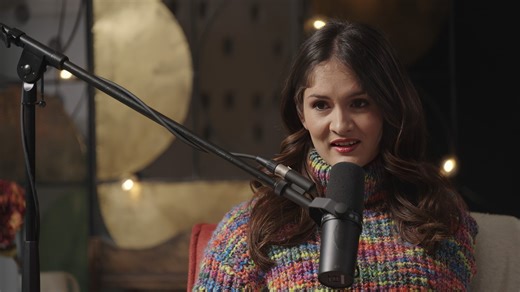 Les défis quotidiens rencontrés lorsqu’on vit avec seulement un bras et une jambe, Camille Chai connaît. Elle raconte comment sa capacité d’adaptation et sa force mentale ont été indispensables lorsqu’elle a vécu au Cambodge avec sa famille. Cette jeune femme lumineuse parle de ses craintes et de l’importance de la douceur dans sa vie. J'sais pas comment tu fais!, le balado, disponible sur AMI et YouTube! AMI : https://amiplus.ca/m/0/series?seriesId=EAIc4Mnd YouTube: https://www.youtube.com/play