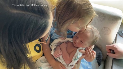 Lifeguard helps couple deliver a baby