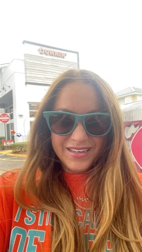 Last chance to win Stars & Strings tickets! Come get ‘em @dunkin in Sunrise until 1p. 🧡🍩🩷 #kisscountry #dunkin #starsandstrings | KISS Country 99.9