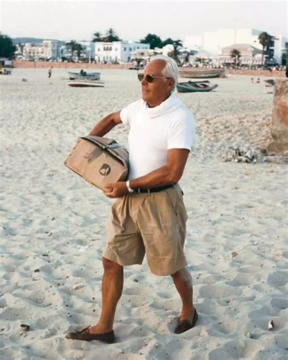 📍 Hammamet, 1996 Le grand Giorgio Armani en vacances sur la plage de Hammamet 🌊☀️. Séduit par le charme d’Hammamet, il s’en est inspiré pour sa villa à Pantelleria (Italie), où l’on retrouve des éléments de décoration et des touches architecturales venues directement de Hammamet. Un bel hommage au style méditerranéen, où l’élégance rencontre l’authenticité. Credit Photo: Habib Laribi #Hammamet #Tunisie #Armani #Pantelleria #Architecture #MediterraneanStyle | Visit Hammamet