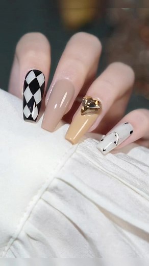 Fashionable Grid Nail Art with Nail Spider Gel