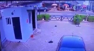 #VIDEO: FRIGHTENING WATCH HOW ARMED ROBBERS BUSRTED INTO GTBANK AT OFFA, KWARA STATE LAST WEEK. OVER 30 - 50 PERSONS WAS KILLED. #WATCH: THE CCTV FOOTAGE | All Facts Newspaper