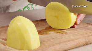 65 reactions · 24 shares | Slice Potatoes & Pour This Delicious Mixture On Top! Easy Scalloped Potatoes Recipe 1 pounds potatoes, thinly sliced salt and nutmeg to taste 9 tablespoons all-purpose flour, divided 4 tablespoons butter, diced 1l whole milk, or as needed | Simple Food - videos and recipes | Facebook