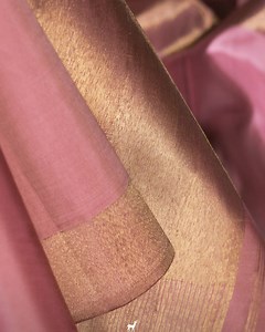 In Kanakavalli's Ettu Kol Weaves collective, a traditional weave technique on a four-pedal loom gives rise to exquisite twill patterns in rich silver and gold zari, highlighted with occasional bursts of colour. Lending a unique visual depth and luxurious textured feel to the lush kanjivaram silks, this design detail adds the perfect sparkle to a festive wardrobe. Shop the curation in stores, at our travelling exhibits, and online: bit.ly/ettukol251223 | Kanakavalli