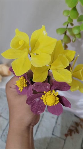 Edible #daffodils & #anemone flower. #gumpasteflower #viral #handmade #fyp #trending | Fresh cake by anamika