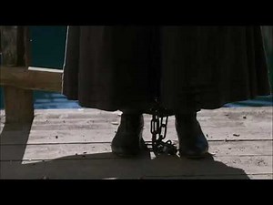 Dakota Fanning's hands and legs in shackles | 達科塔·芬妮戴手銬腳鐐