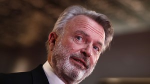 7.5K views · 74 reactions | Sam Neill ist weltberühmt durch seine Rolle in "Jurassic Park". Nun machte der Schauspieler ein trauriges Geständnis: Er hat Leukämie | Promiflash | Facebook