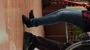 Vidéo verticale: Des partenaires heureux montrant : vidéo de stock (100 % libre de droit) 1098977621 | Shutterstock