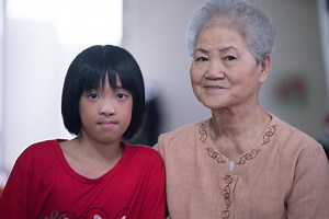 從超音波看到胎兒是唇顎裂，第一個念頭是拿掉嗎？阿祖因為不捨，小敏的生命被留下來了！ 上顎破洞，餵奶不易，孩子因飢餓而半夜哭閙。阿祖感到身心疲倦，年邁的身體機能退化，體力早已無法負荷。但因為愛，把所有委屈吞下肚，咬緊牙關照顧小敏。 小敏一歲時，沒有收入的阿祖，逼不得已把小敏送到寄養家庭居住。在小敏四歲，寄養機構準備將她送到國外出養，不捨骨肉離散的阿祖，決定咬牙接回小敏。 點開影片，你將看到阿祖跟小敏是生命共同體，互相扶持，她們沒有錢，但彼此有愛。 台灣不大，然而需要幫助的人很多，沒有實際看到他們的生活情況，真的很難想像。我們需要你的一臂之力，幫助像小敏一樣的孩子，可以從困境中挺立。 羅慧夫顱顏基金會急需募集1200萬，幫助台灣「顱顏患者」好好長大。募款金用途包括:醫療、教育、心理修復。 即日起只要捐款滿500元，將贈送「you're unique」刺繡飲料小提袋；捐款滿1000元以上，即贈送《BeautyEasy》保養品。 「顱顏患者」的未來需要你我來守護！ 好好長大募款活動網址：http://bit.ly/2NgYWYH #2分30秒好催淚 #小敏過11歲生日那天小編也在 #所有人都哭