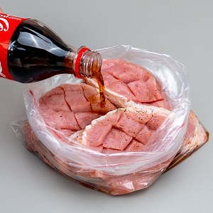 Nu lagar mormor kött på samma sätt! Ny idé till ett gammalt recept Ingredienser: fläskytterfilé: 1 kg salt: 5 g svartpeppar: 5 g Coca-Cola: 500 ml lök: 1 st bacon: 250 g champinjoner: 400 g salt: 5 g svartpeppar: 5 g hårdost : 200 g | Cookrate - Svenska