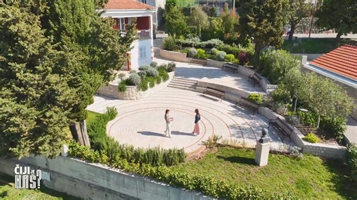 Fatmir Alispahić, magistar književno-historijskih nauka u regionalnomTV forumu o Ivi Andriću, pod naslovom: "Čiji je naš Ivo Andrić?" *** Ima i onih koji ga se odriču i to veoma glasno. Njegove su se reči uzimale kao argument, nešto što se ne preispituje, ali poslednjih decenija situacija se menja, pa se sve češće među hrvatskim i bošnjačkim intelektualcima javljaju glasovi koji kritikuju gledišta Ive Andrića, kako u književnim delima, tako i u diplomatskom radu. U novoj epizodi serijala „Čiji j