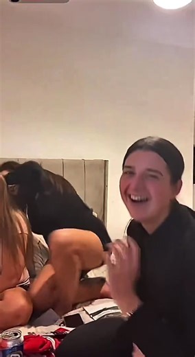 Chav moons bare ass on livestream