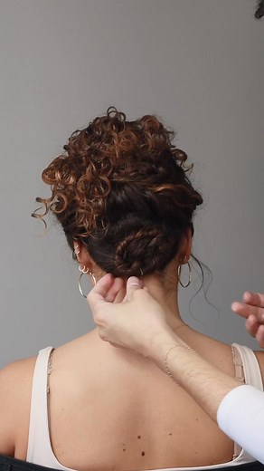 A quick extension gem from the talented @ahappyjustin 🤩✨ Save this for your next clip-in install! He created this gorgeous blend using a mix of our Curly Classic Clip-Ins in Honey Blonde (27) and Tight Curly Clip-Ins Chocolate Brown (3) — both in 20”. 💡 Pro Tip: Mixing 2–3 curl patterns gives you a more realistic, dimensional blend every time. 💼 Pros: Enjoy 30% OFF all orders through 11/25 💖 Not a Pro? Get 20% OFF Clip-Ins until 11/20 with code WHYWAIT20 Shop now at Perfectlocks.com 🖤 | Per