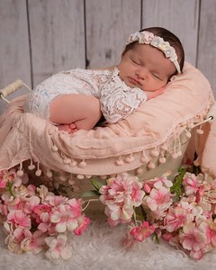 Os ensaios newborn são uma maneira encantadora de capturar a inocência e a beleza dos primeiros dias de um bebê, proporcionando aos pais recordações tangíveis deste período especial. Momento Ideal: O momento ideal para realizar um ensaio newborn é entre 6 e 15 dias após o nascimento do bebê, pois neste período, os bebês costumam dormir mais e são mais fáceis de manusear. Além disso, cólicas, que podem causar desconforto ao bebê, geralmente ainda não apareceram neste estágio inicial​. Gostou? Con