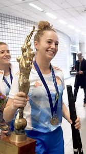 16K views · 39 reactions | 헔헹혀 헵헲헹헱헲헻 헼헻혁헵헮헮헹헱! De Oranje Dames Zaal kregen na hun wereldtitel in Zuid-Afrika een warm onthaal op Schiphol 珞 . #hockeynl #wereldkampioen #zaalhockey | Hockey.nl | Facebook