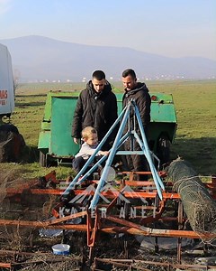 "Me ble ni model ma tri bab me pulla"/ 4 vjeçari i apasionuar pas mjeteve të bujqësisë: krejt i nje | Katër Anët