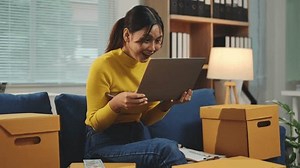 创办小型企业女企业家使用笔记本电脑或PC接收和检查在线订单，以便准备向客户销售的盒子。SME业务概念，在线直播销售。 库存影片视频（100% 免版税）3655794327 | Shutterstock