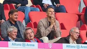 Freundin, Berater, Trainer und Doc unterstützen Neuer bei der Reha: Dieses Quartett macht Manu Mut!